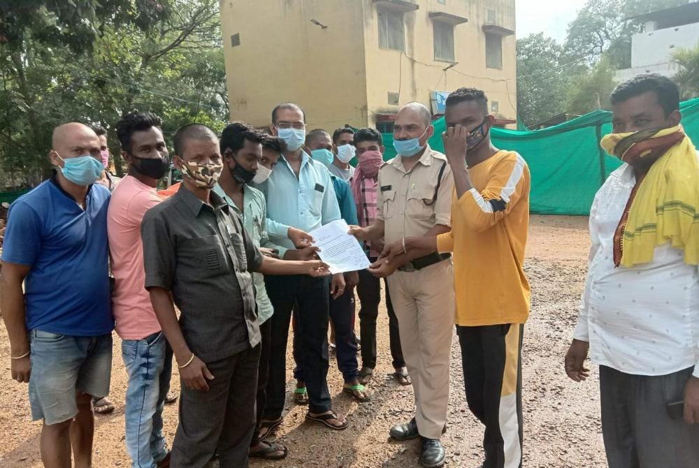 विगत 5 वर्षों से उपेक्षा का दंश झेल रहे ग्रामीणों ने खोला मो... - CG Sandesh