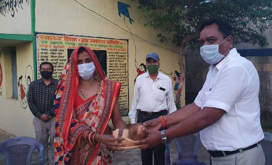 महासमुंद : कलेक्टर पहुँचे ग्राम पंचायत दाबपाली,  सरपंच  को क... - CG Sandesh
