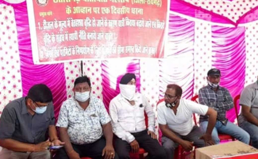 रायगढ़: 40 फीसदी किराया बढ़ाने की मांग को लेकर बस ऑपरेटरों ने दिया धरना...बात नही मानी गयी तो 13 जुलाई से बस संचालन बन्द करने की चेतावनी...