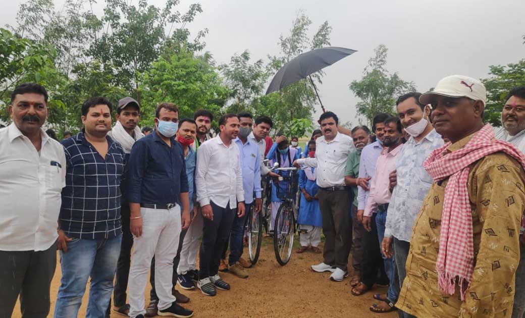 संसदीय सचिव द्वारकाधीश यादव के हाथों से साइकिल वितरण कार्यक्रम हुआ संपन्न।