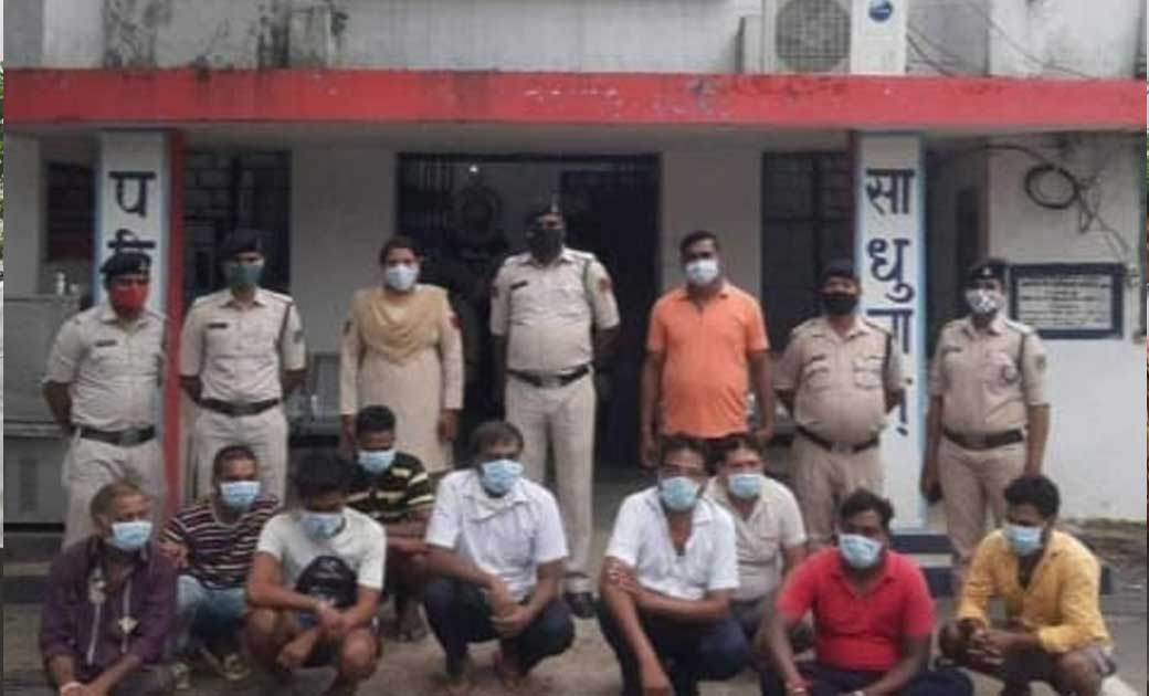 कुख्यात सट्टा खाईवाल विक्की को पुलिस ने लाखों के सट्टा पट्टी के साथ किया  गिरफ्तार..दशकों से था विक्की का एकछत्र राज...इसके अलावा पुलिस के हत्थे चढ़े कई नामीगिरामी सट्टा खाईवाल…सटोरियों के बीच मचा हड़कंप…!!!