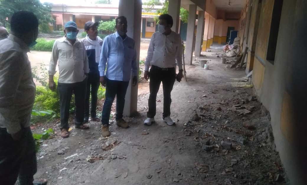 आदिवासी कन्या आश्रम में हो रहे निर्माण कार्य का आकस्मिक निरीक्षण करने पहुंचे संसदीय सचिव।