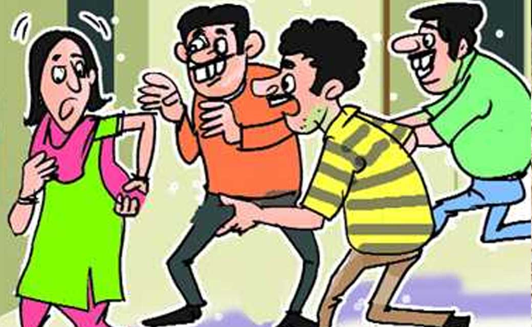 राह चलते युवती के साथ छेड़खानी करने वाले तीन मनचलों को पुलिस ने दबोचा.
