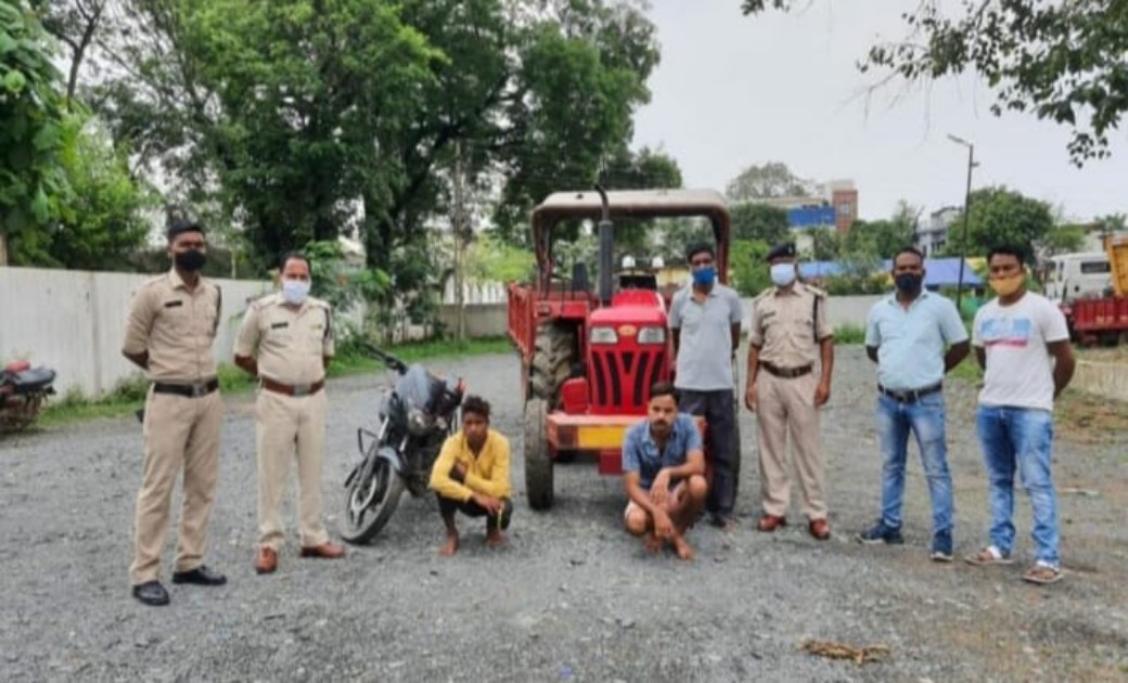 सट्टे में हार ने बना दिया चोर..नई ट्रैक्टर को तोड़कर कबाड़ी के... - CG Sandesh