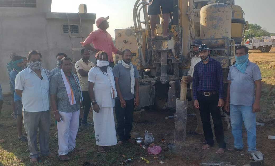 संसदीय सचिव द्वारकाधीश यादव के अनुशंसा पर हुआ परसुली धान खरीदी केंद्र में बोर खनन
