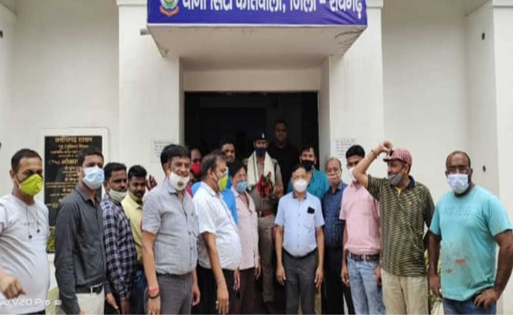 दर्दनाक एक्सीडेंट में दो ड्राइवरों की जान बचाने पर नगर कोतवाल मनीष नागर का रायगढ़ ट्रेलर मालिक संघ ने किया सम्मान... 