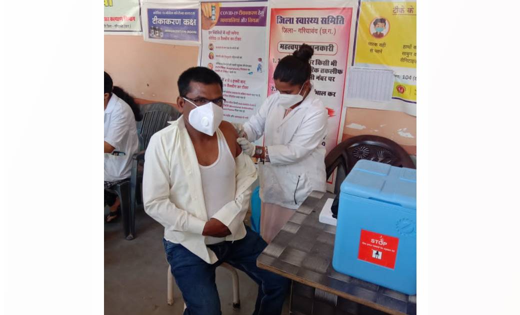 प्रधान पाठक  सनत कुमार यादव ने कोरोना पर लिखी "कोविड-19और भा... - CG Sandesh