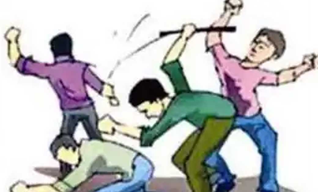घर जा रहे व्यक्ति की 4 लोगों ने की लाठी डंडे से पिटाई