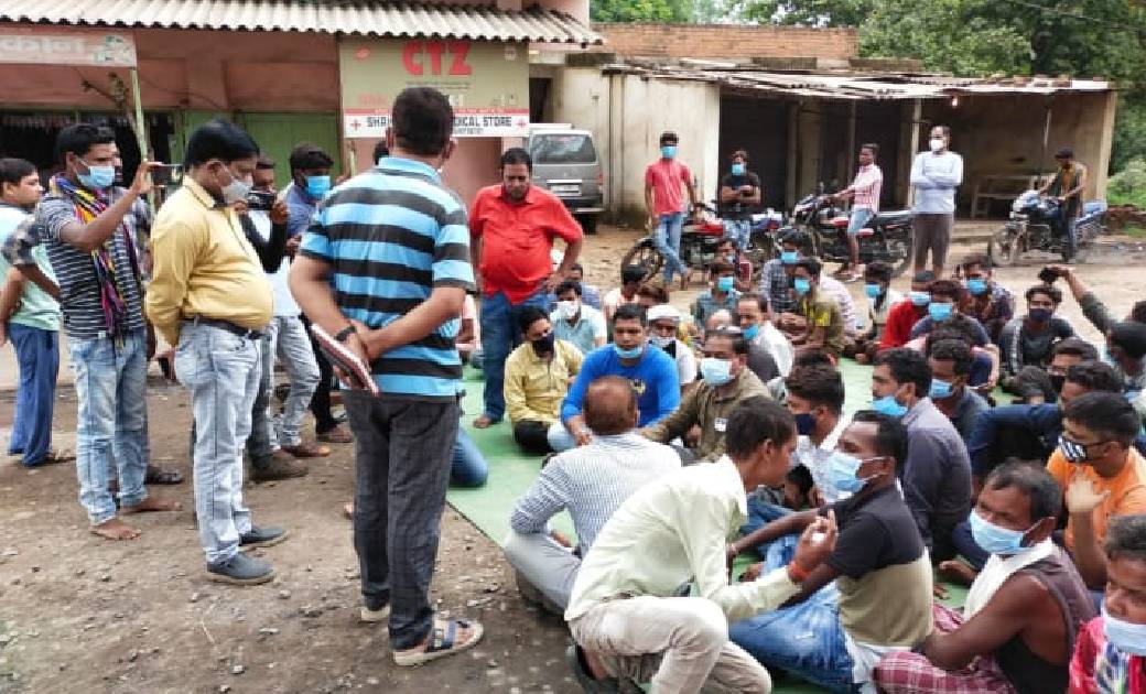 बदहाल सड़क को जल्द बनवाने ग्रामीणों ने किया चक्का जाम.. प्रशासन की लापरवाही से आये दिन हो रही दुर्घटना से ग्रामीण खासे नाराज़...