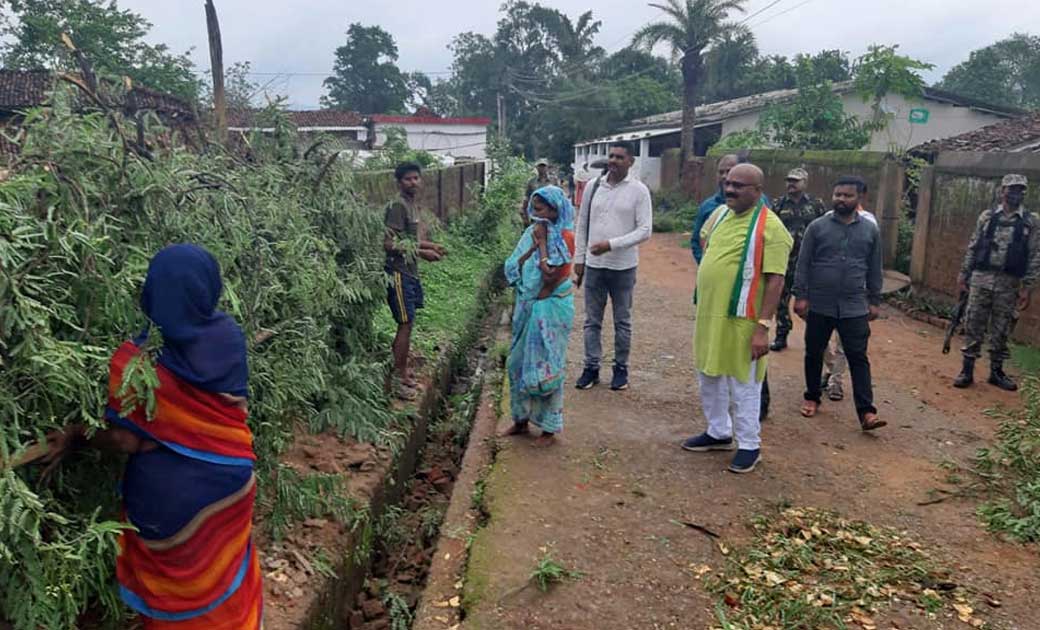 आंधी तूफान और तेज बारिश से प्रभावित क्षेत्र का  विधायक नाग ने लिया जायजा