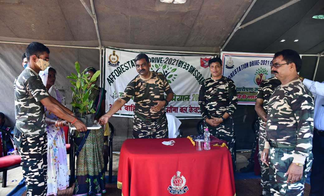 सशस्त्र सीमा बल 33वी वाहिनी केवटी के सीओबी पोड़गांव के कार्य क्षेत्र के गांव में घर-घर वृक्षारोपण कार्यक्रम आयोजन