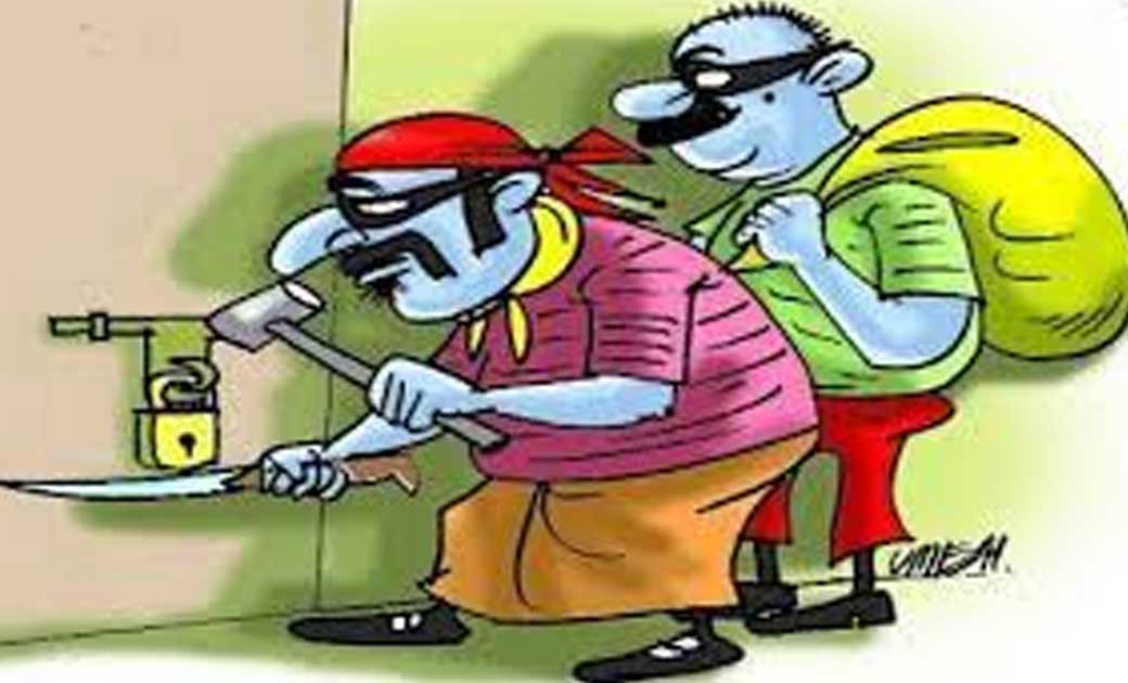 घर मे लगा ताला को तोड़कर चोरी.