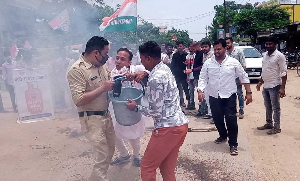 बागबाहरा : केंद्र सरकार की कूनीति और बढ़ती महंगाई के खिलाफ विधानसभा युवा कांग्रेस अध्यक्ष उत्तम राणा के नेतृत्व में कोमाखान में युवाओं ने प्रधानमंत्री नरेंद्र मोदी का अर्थी निकाल कर किया विरोध प्रदर्शन