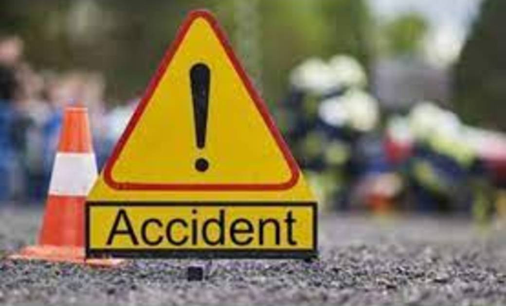 सिंघोडा: सामने में जा रही कण्टेनर को कार ने मारी ठोकर