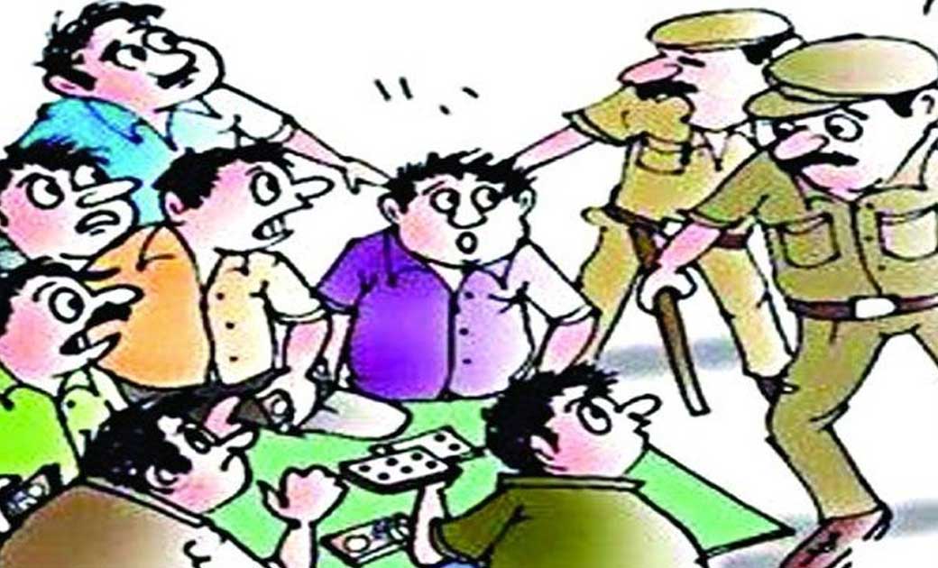 जमीन में बैठकर रूपये पैसों का दावं लगाकर खेल रहे थे जुआ, मुखबिर की सुचना पर पुलिस ने की कार्रवाई 
