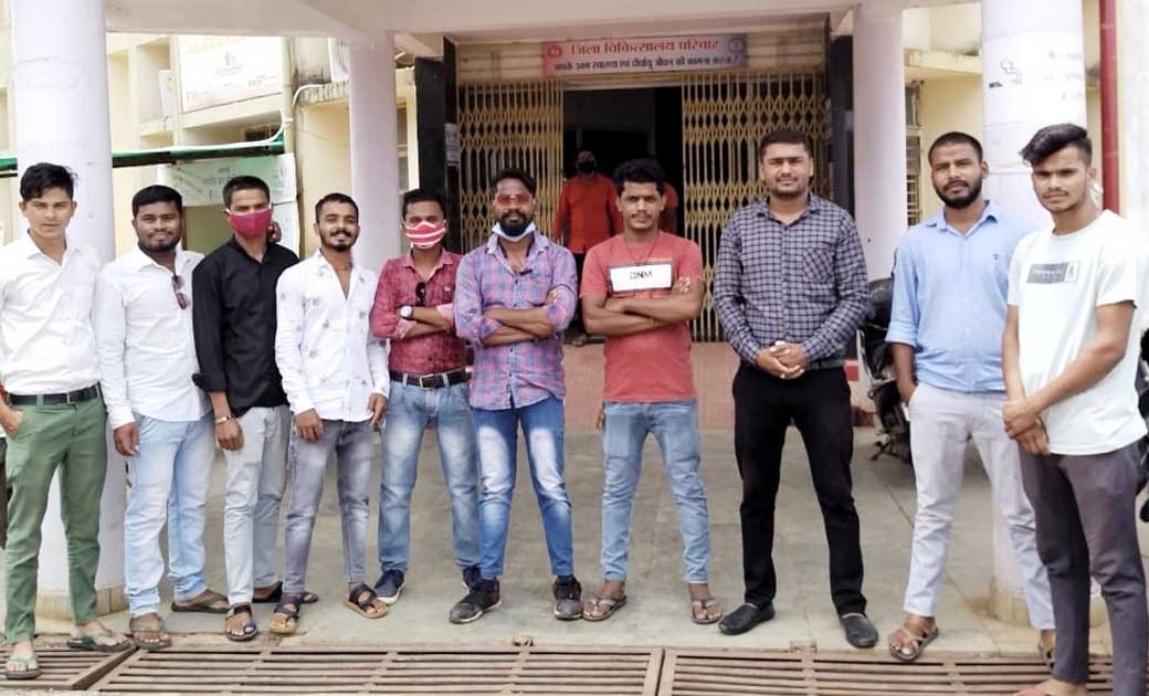 दुर्व्यवहार करने के विरोध मे शिकायत दर्ज कराने जिला अस्पताल पहुंचे रक्तदाता सेवार्थ समिति के सदस्य