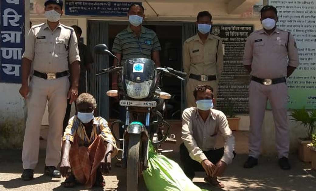 Breaking news :- रबर ट्यूब में छिपाकर ला रहे 20 लीटर महुवा शराब को पुलिस ने फिल्मी अंदाज में पकड़ा..मजबूत सूचना तंत्र पर पुलिस की जबरजस्त कार्यवाही....