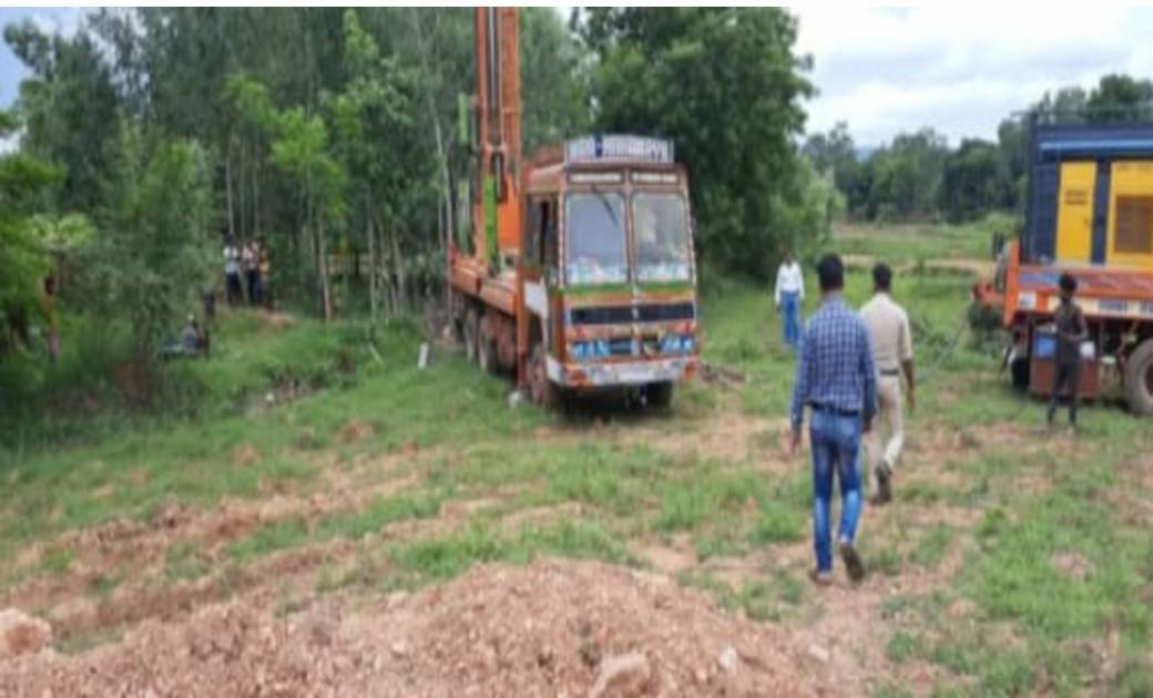 ब्रेकिंग न्यूज़- बिना परमिशन के हो रहा था बोर खनन, तहसीलदार ने मौके पर पहुंचकर किया बोर वाहन को जप्त...