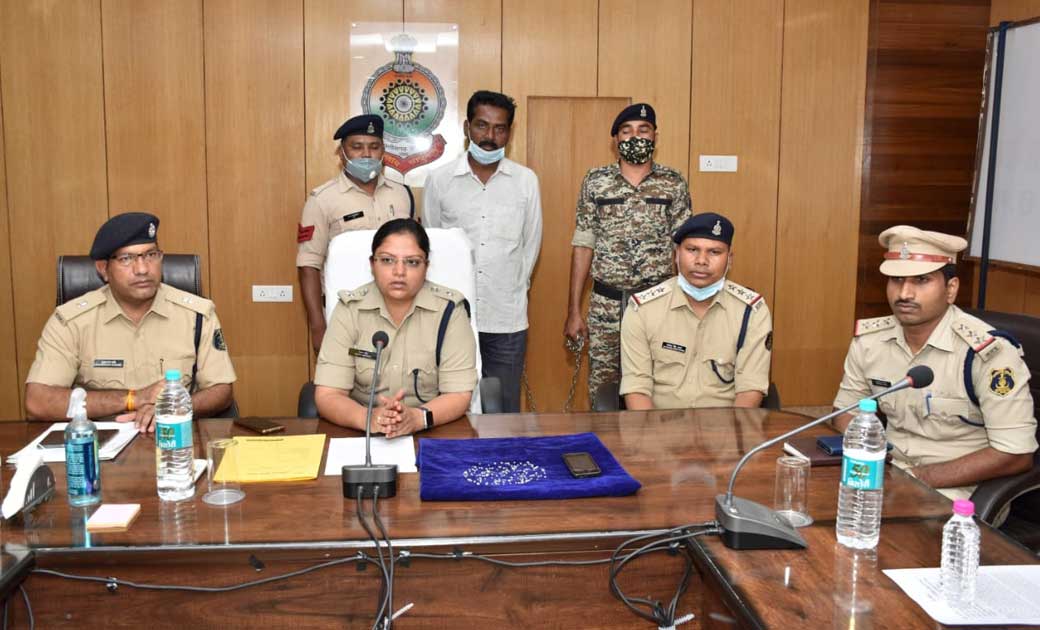 मैनपुर पुलिस को मिली बड़ी सफलता 204 हीरा के साथ एक तस्कर गिर... - CG Sandesh