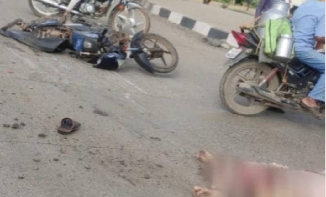 तेज रफ्तार ट्रेलर ने बाइक सवार पिता-पुत्र को मारी ठोकर.. पिता की मौके पर ही मौत.. 