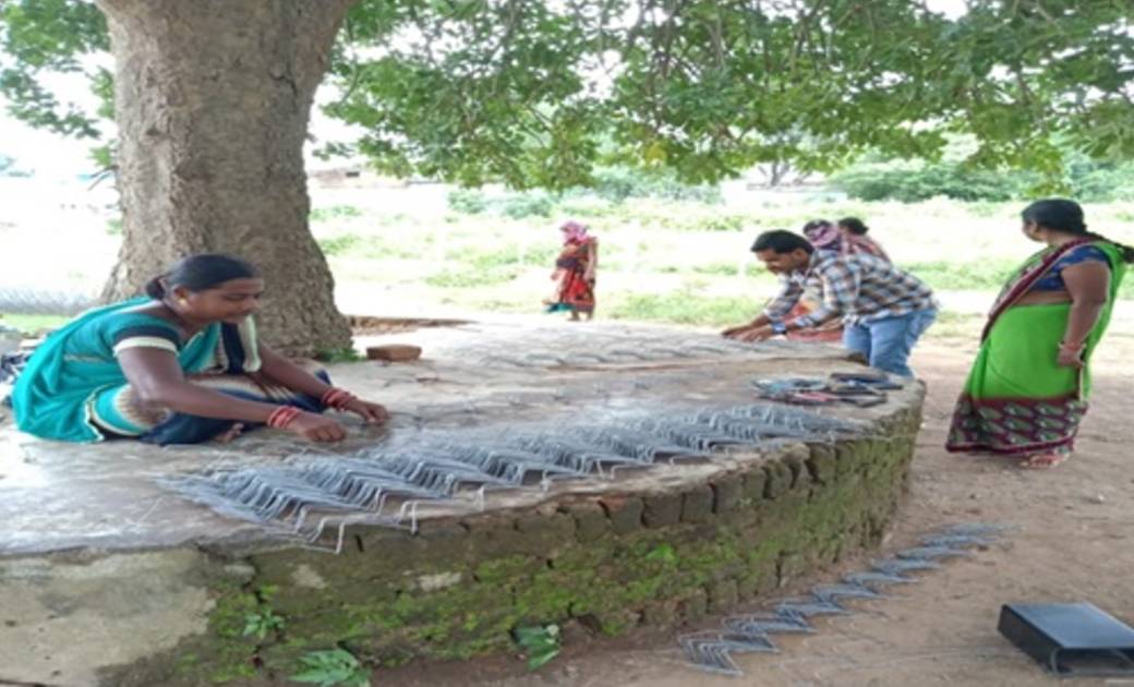 महासमुंद: बिहान दीदीयों ने तार फेंसिंग का निर्माण कर कमाए एक... - CG Sandesh
