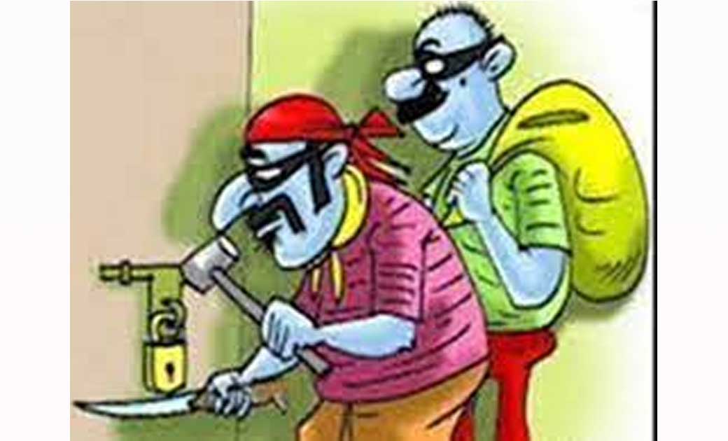 चोरों ने आदर्शनगर में दो सुने मकान को बनाया निशाना, ताला तोड़कर लाखों के गहने नगदी रकम को किया पार.