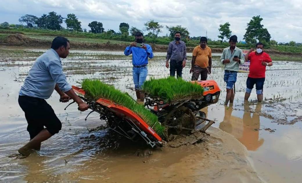 महासमुन्द: पैडी ट्रांसप्लॉटर मशीन से धान रोपाई के लिए बढ़ रहा... - CG Sandesh