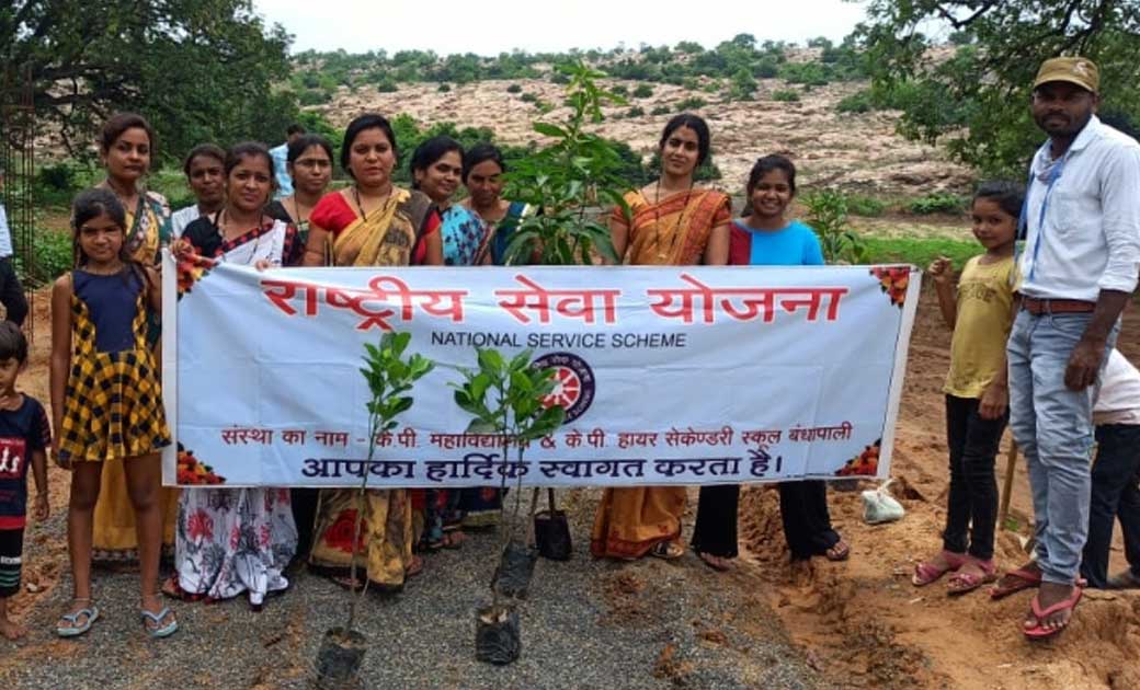 के.पी. हायर सेकंडरी स्कूल और के.पी.महाविद्यालय पढ़ाई के साथ पर्यावरण प्रेम में भी आगे...राष्ट्रीय सेवा संघ के साथ मिलकर किये 100 से अधिक फलदार वृक्षों का रोपण....
