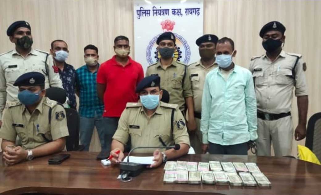 अपेक्स बैंक का भृत्य ही निकला शातिर... एटीएम कार्ड बदल कर  पिछले दो साल से लगातार निकाल रहा था करीब 8 लाख रुपये…