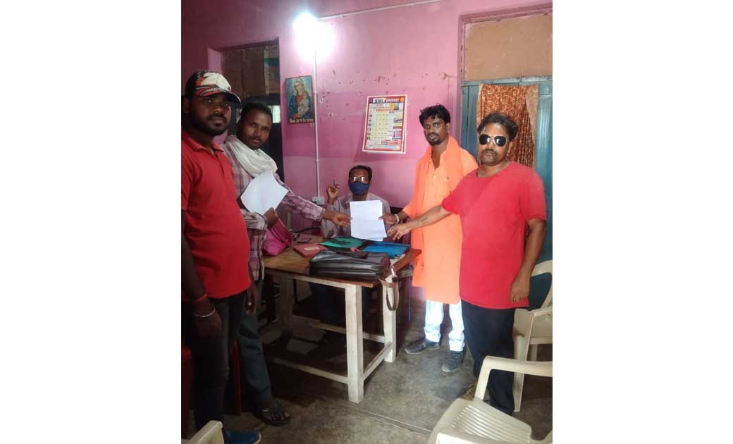शिवसेना ने आबकारी उप निरीक्षक के नाम सौंपा ज्ञापन