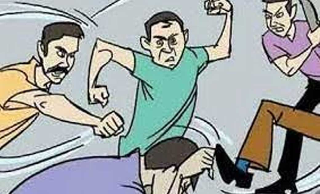 रास्त में खड़े लोगों की नहीं की फोटोग्राफी इसलिए हाथ मुक्का से कर दी पिटाई.