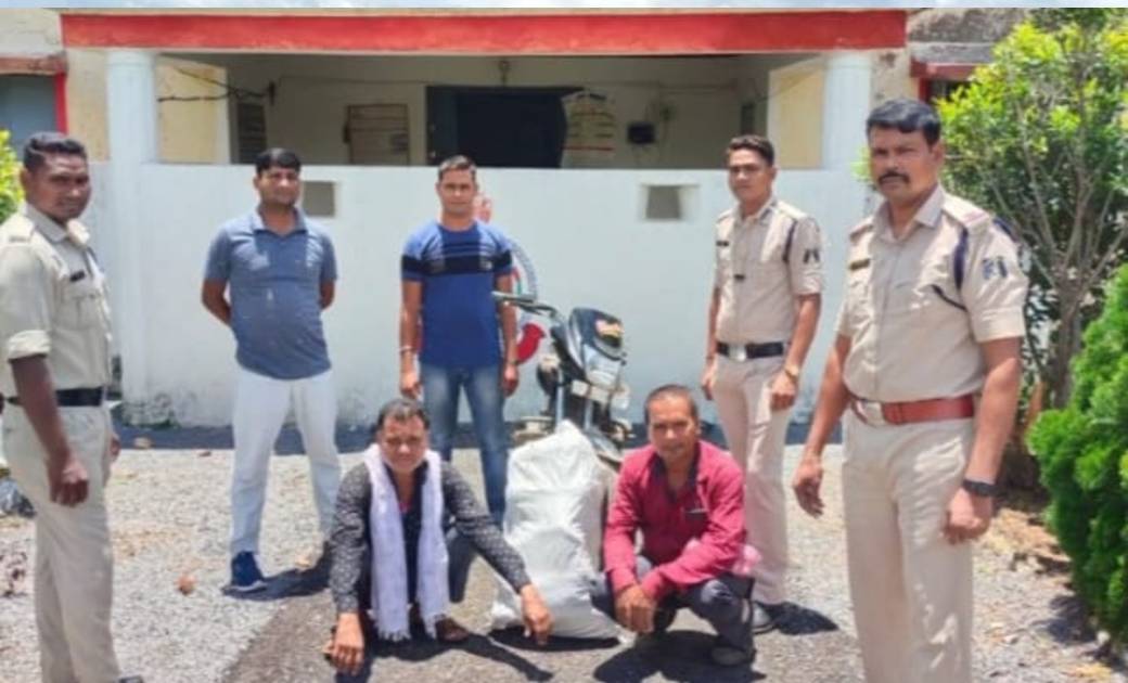 2 गांजा तस्कर पुलिस की गिरफ़्त में..सारंगढ़ अंचल में गांजे को खपाने के फ़िराक में 15 किलो ग्राम गांजे के साथ पकड़ाये.. एसडीओपी प्रभात पटेल के मार्गदर्शन पर डोंगरीपाली पुलिस की कार्यवाही...