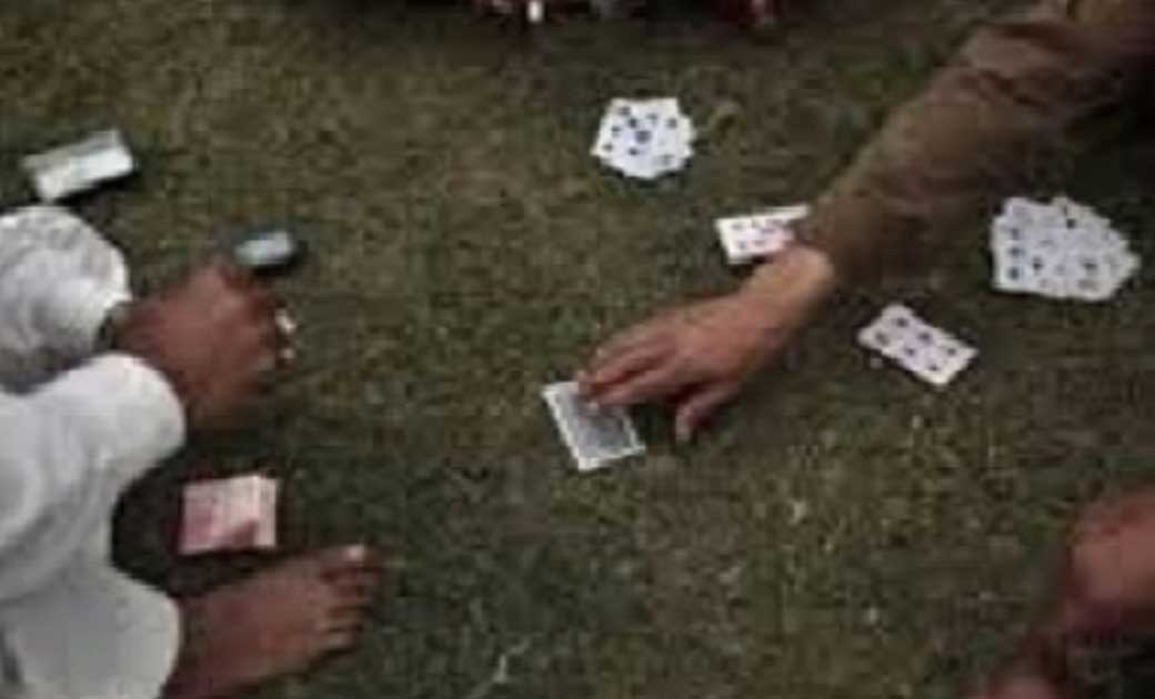 मुक्तीधाम में जुआ खेल रहे 4 लोगों पर पुलिस ने की कार्रवाई 