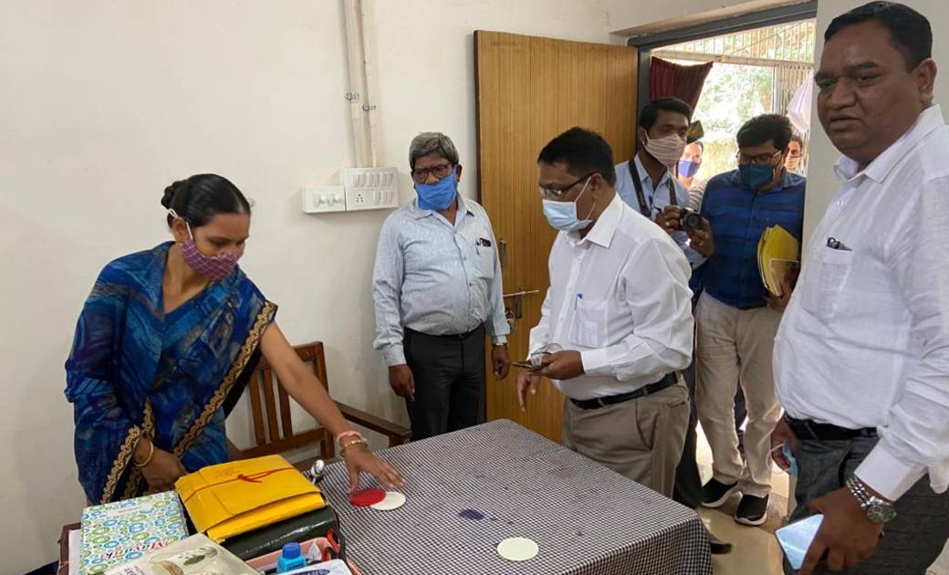 महासमुन्द: संभागायुक्त ने किया तहसील कार्यालय का निरीक्षण, प... - CG Sandesh