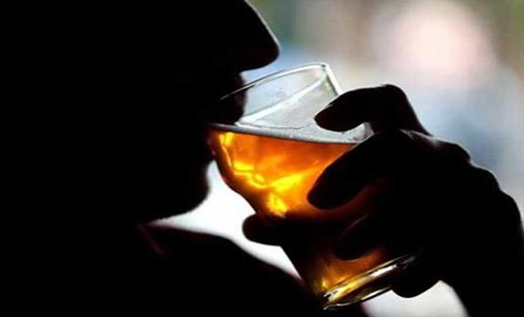 बस स्टैण्ड व यात्री प्रतीक्षालय पर शराब पीने वाले पर कार्यवाही.