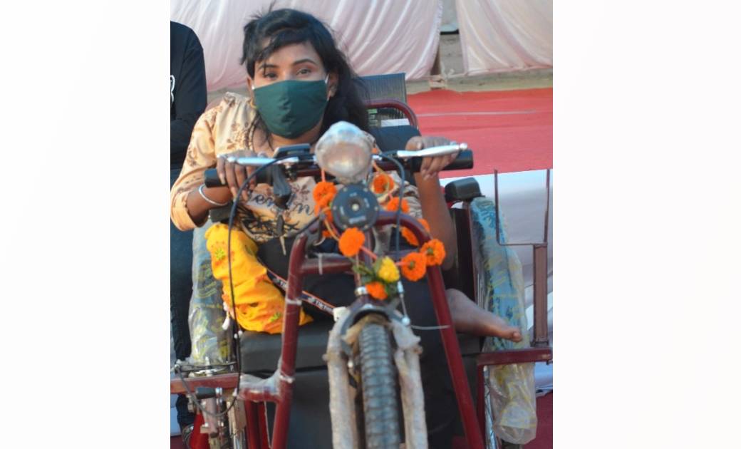 महासमुंद: मोटराईज्ड ट्रायसायकल मिलने से परमेश्वरी यादव हुई आ... - CG Sandesh