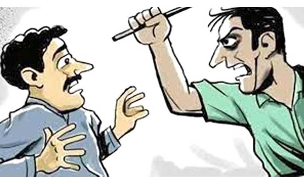 अपनी जमीन से ईट हटाने कहा तो अश्लील गाली गलौच कर की मारपीट.