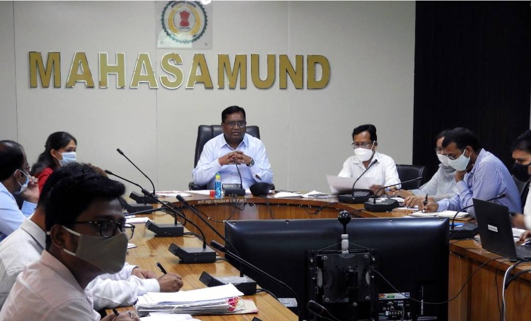 महासमुंद: कलेक्टर डोमन सिंह ने राजस्व अधिकारियों की बैठक लेक... - CG Sandesh