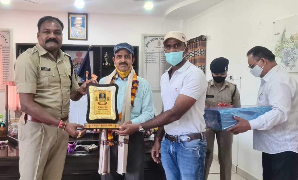 सेवानिवृत्त हुवे सउनि. पंचानन दास, पुलिस कार्यालय महासमुंद म... - CG Sandesh