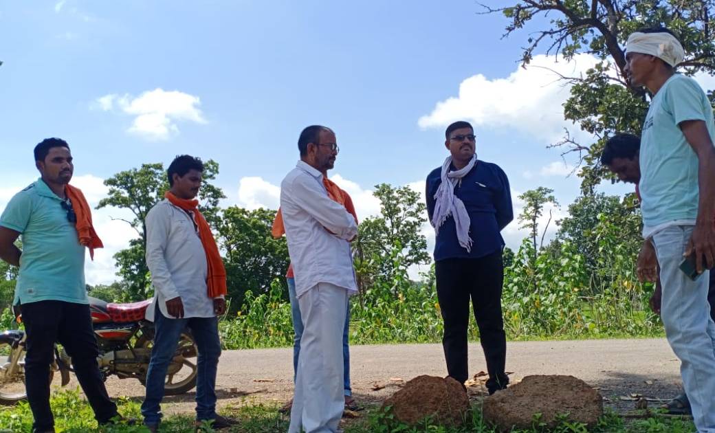 किसानों की समस्याओं से रूबरू हुए शिवसेना के नेता