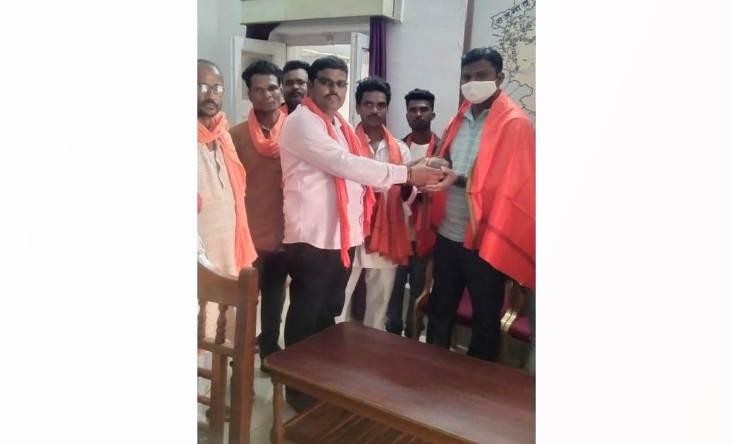 कोरोना काल में मरीजों की सेवा करने वाले डॉक्टर खान को शिवसेना ने साल, श्रीफल एवं गमछा प्रदान कर किया सम्मानित