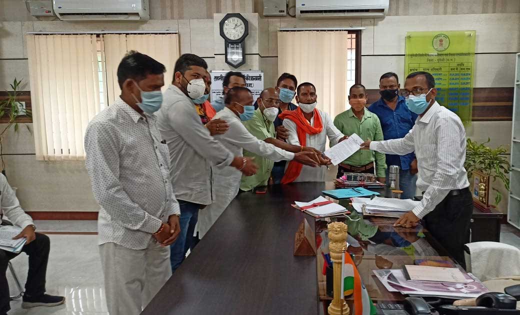 मुंगेली कलेक्टर एवं एसपी से मिले पूर्व विधायक तोखन साहू