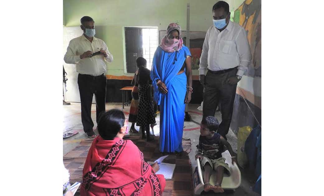 महासमुंद : कलेक्टर पहुंचे आंगनबाड़ी  केन्द्र, बच्चों के वजन क... - CG Sandesh