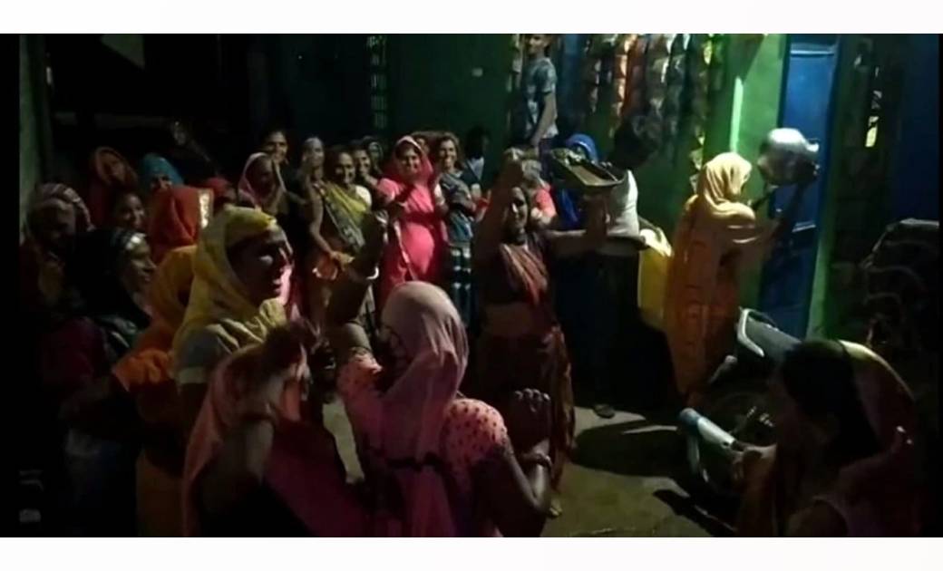 मेंढक और मेंढकी की कराई गई शादी, बाराती बनकर नाचा पूरा गांव - CG Sandesh