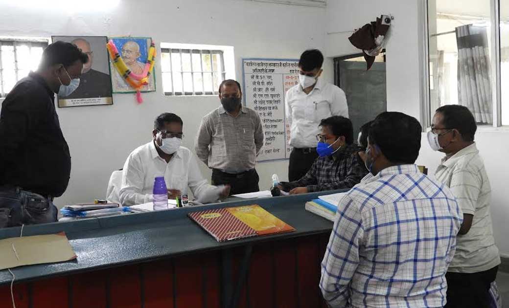 कलेक्टर ने किया कार्यालय तहसील बागबाहरा का औचक निरीक्षण - CG Sandesh