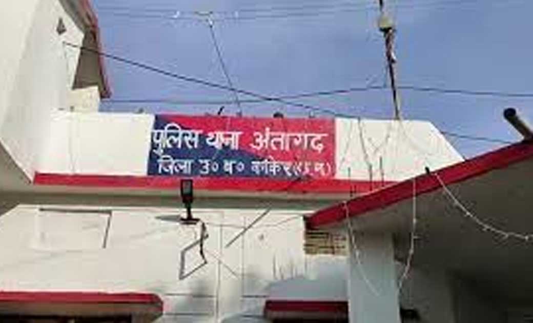 भट्ठी के पास शराब पीलानें की सुविधा उपलब्ध कराने पर कार्रवाई