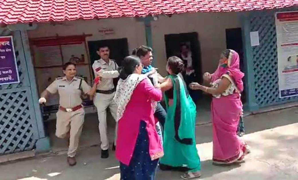 दूसरी शादी करके थाने पहुंचा पति, पहली पत्नी ने कर दी धुनाई - CG Sandesh