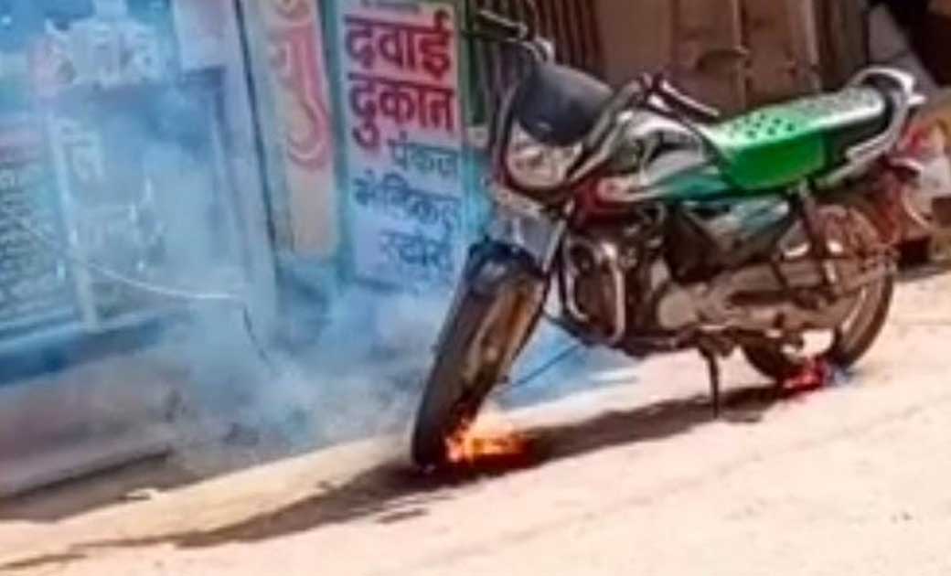 बिजली की 11kB तार टूट कर गिरी बाइक पर, बाइक में लगी आग......