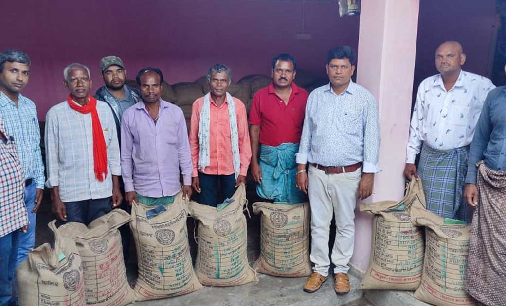 जैविक खेती मिशन के तहत किसानों को निशुल्क बीज का वितरण किया गया