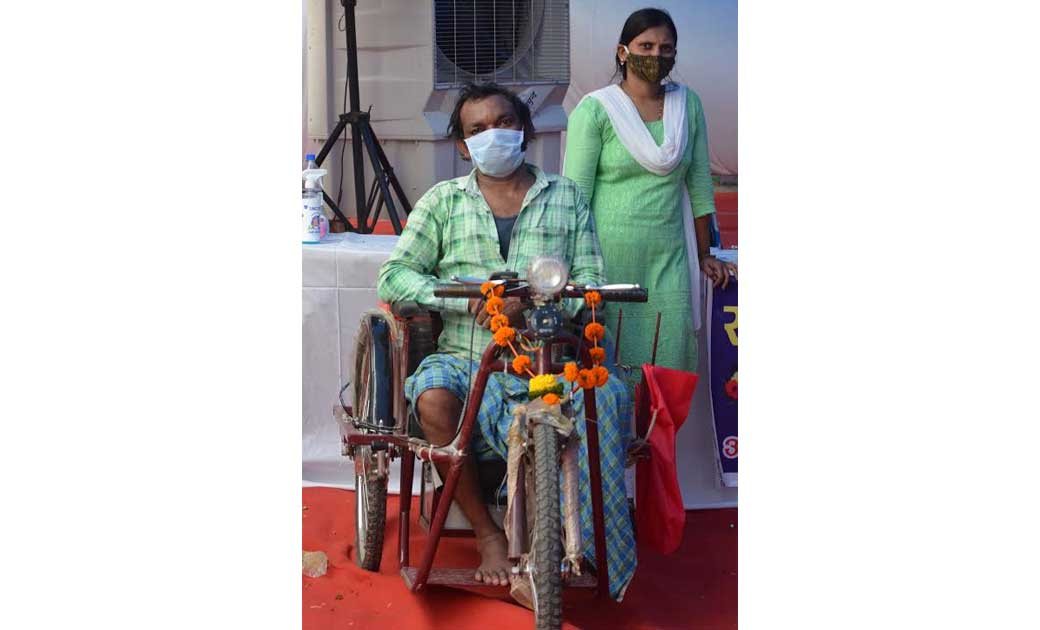 महासमुंद : पोखनलाल  यादव को  मोटराईज्ड ट्रायसायकल मिलने से द... - CG Sandesh